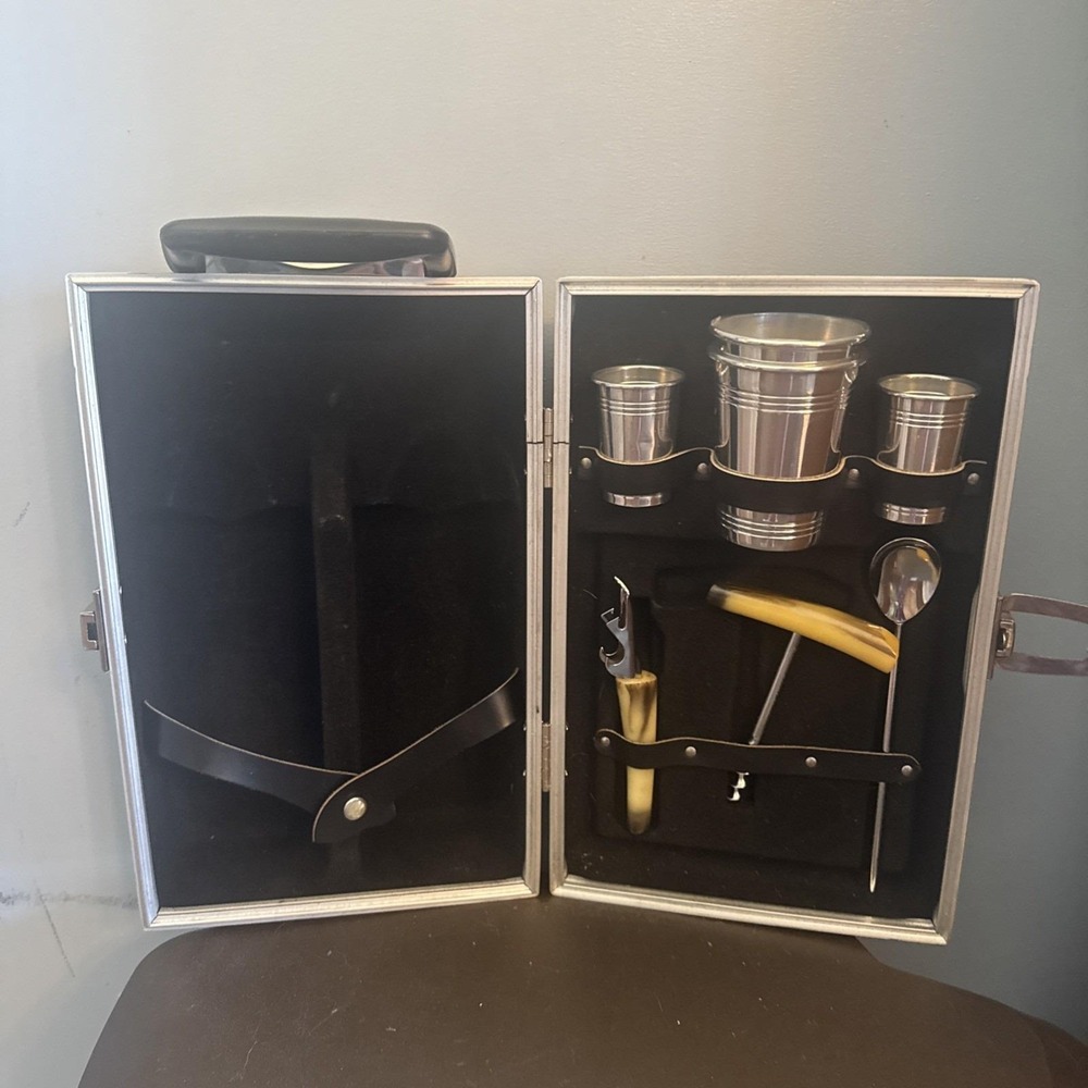 Vintage Londonaire The Portable Pub Hard Case With Key Steel Cups Spoon Opener